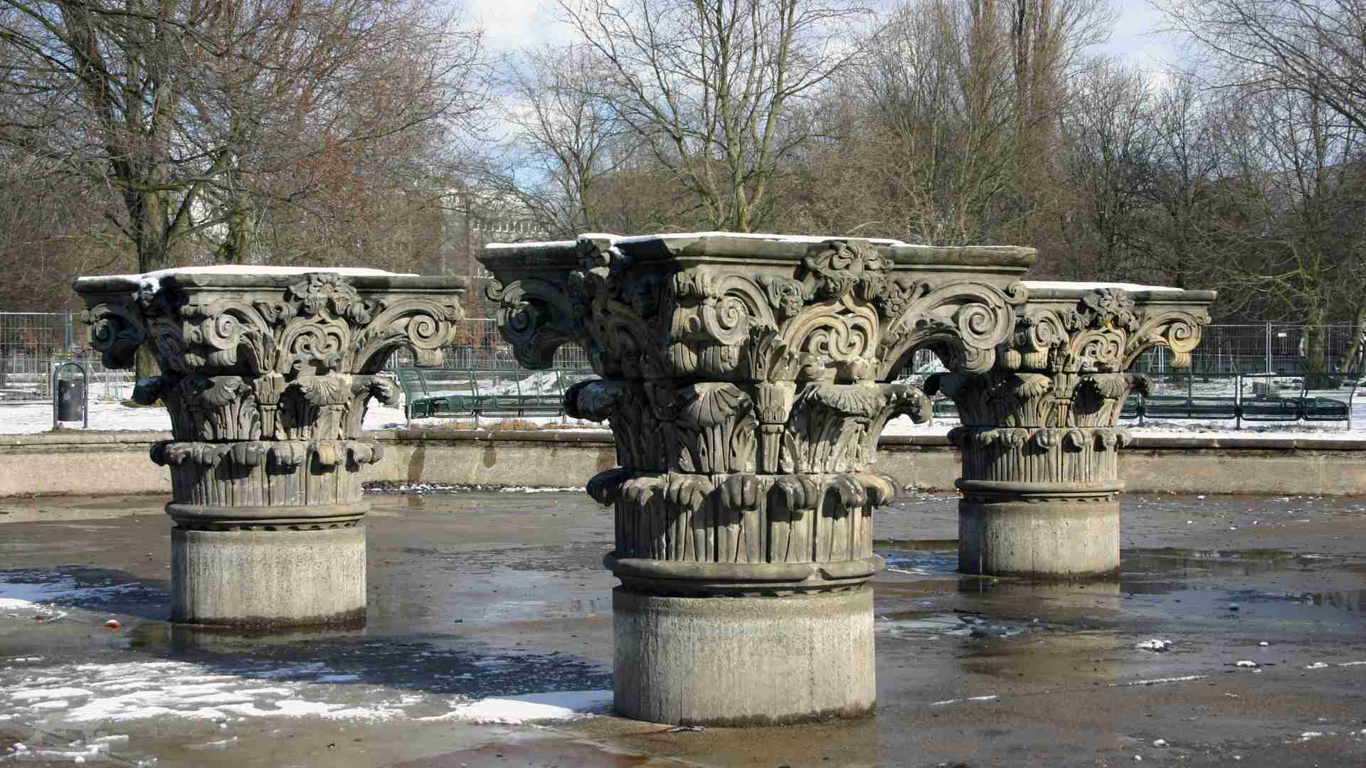 Kapitäle des Residenzschlosses im ehemaligen Schloßpark