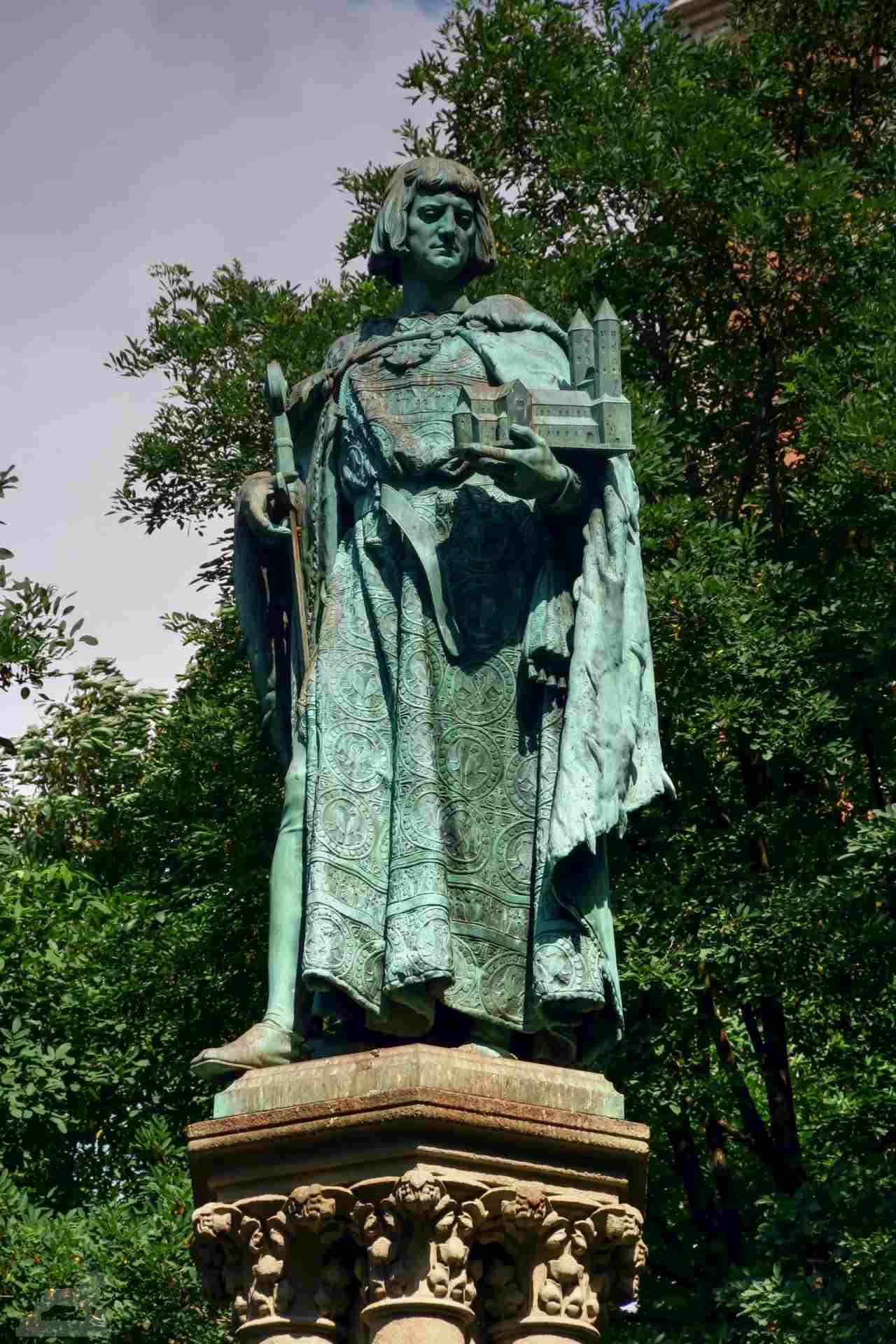 Heinrichsbrunnen mit Bronzefigur Heinrichs des Löwen