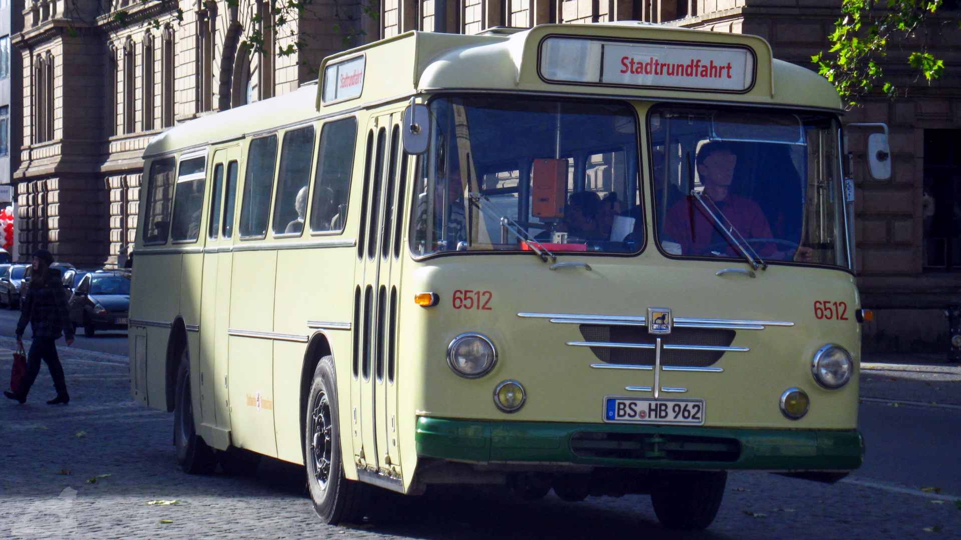 Büssing-Bus am Platz der Deutschen Einheit