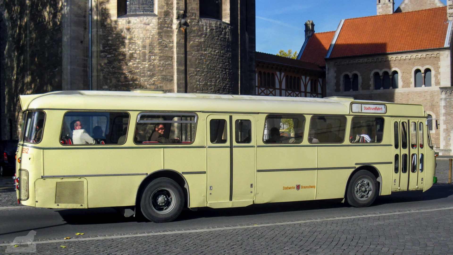 Büssing-Bus am Platz der Deutschen Einheit