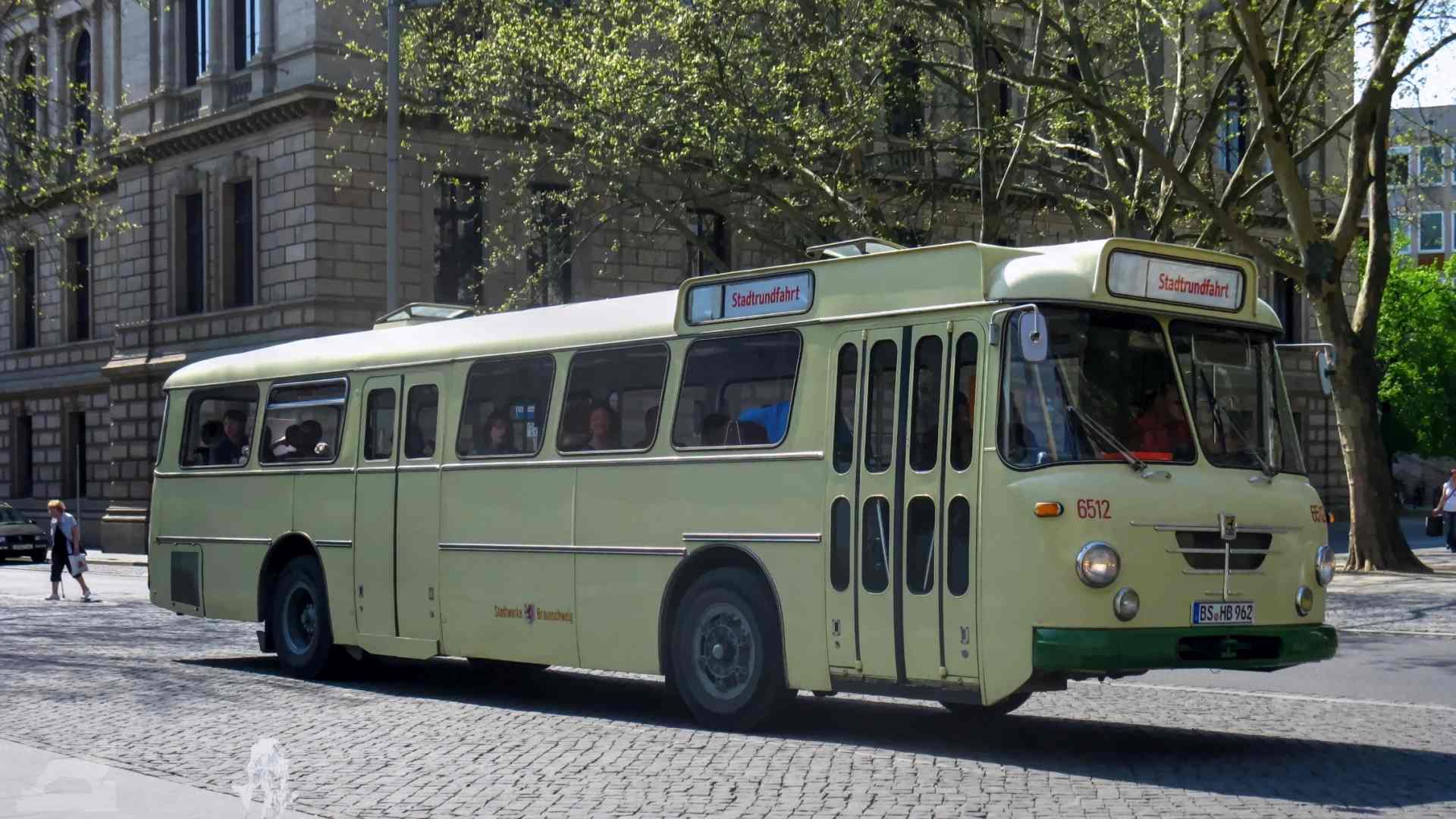 Büssing Bus am Platz der Deutschen Einheit