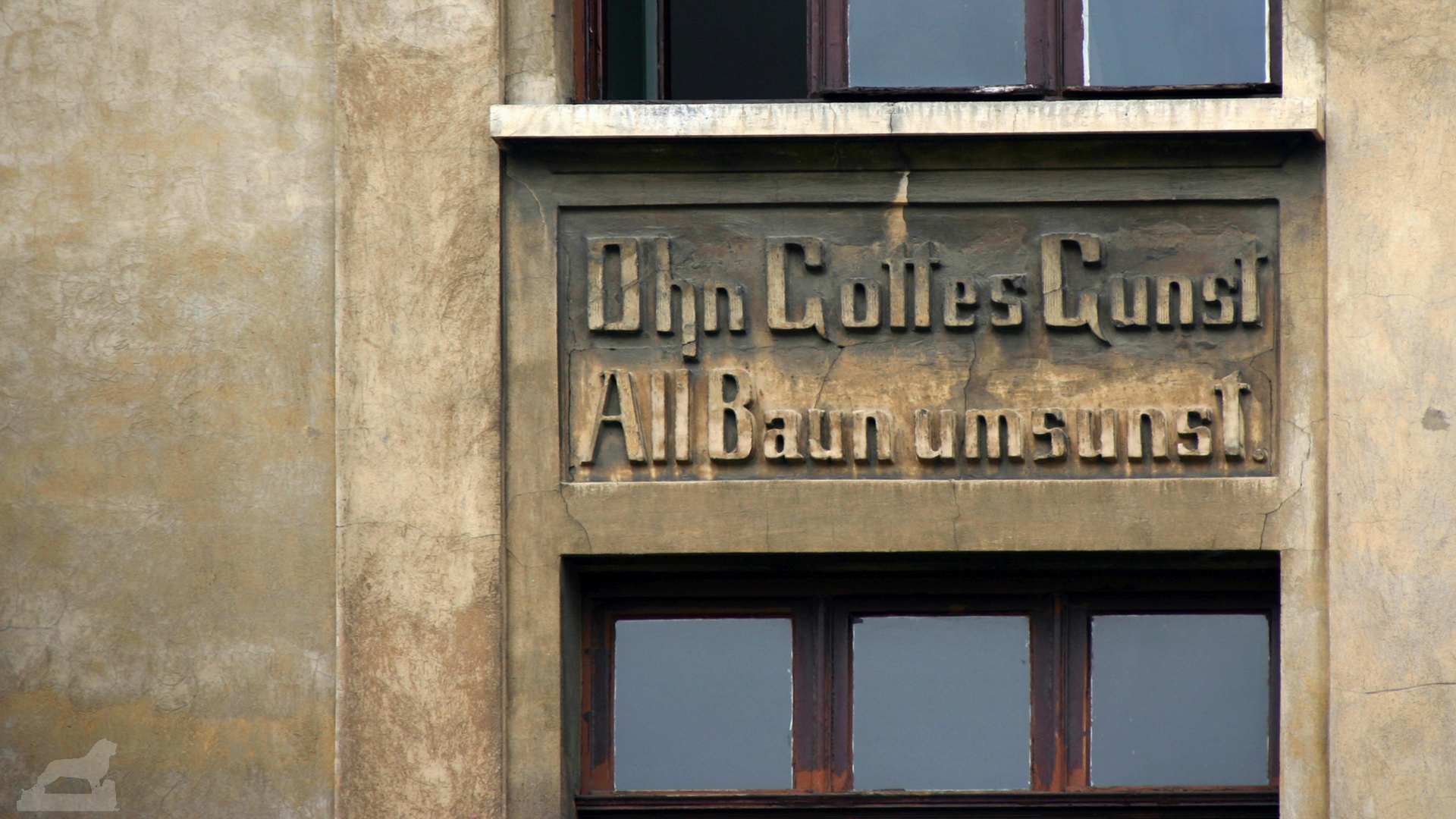 Fassadeninschrift am Frankfurter Platz