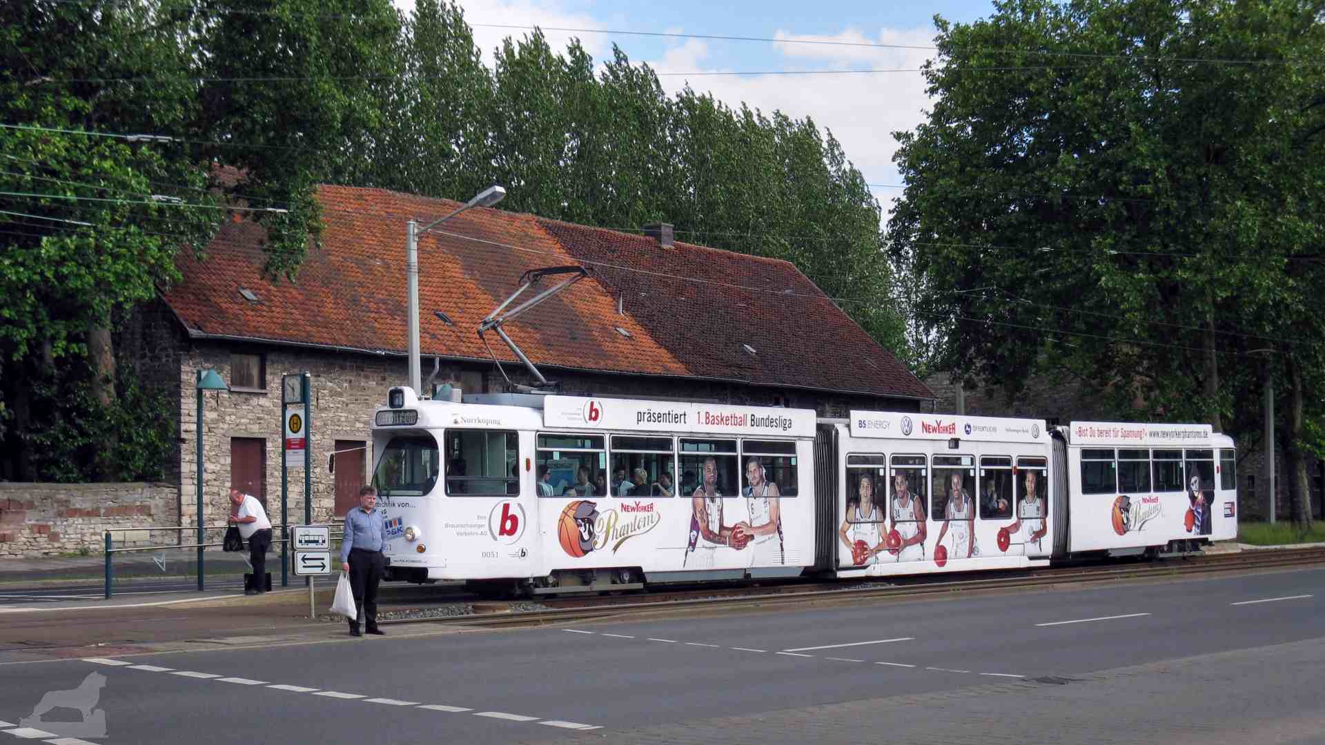 Straßenbahn vor der ehemaligen Klosterdomäne