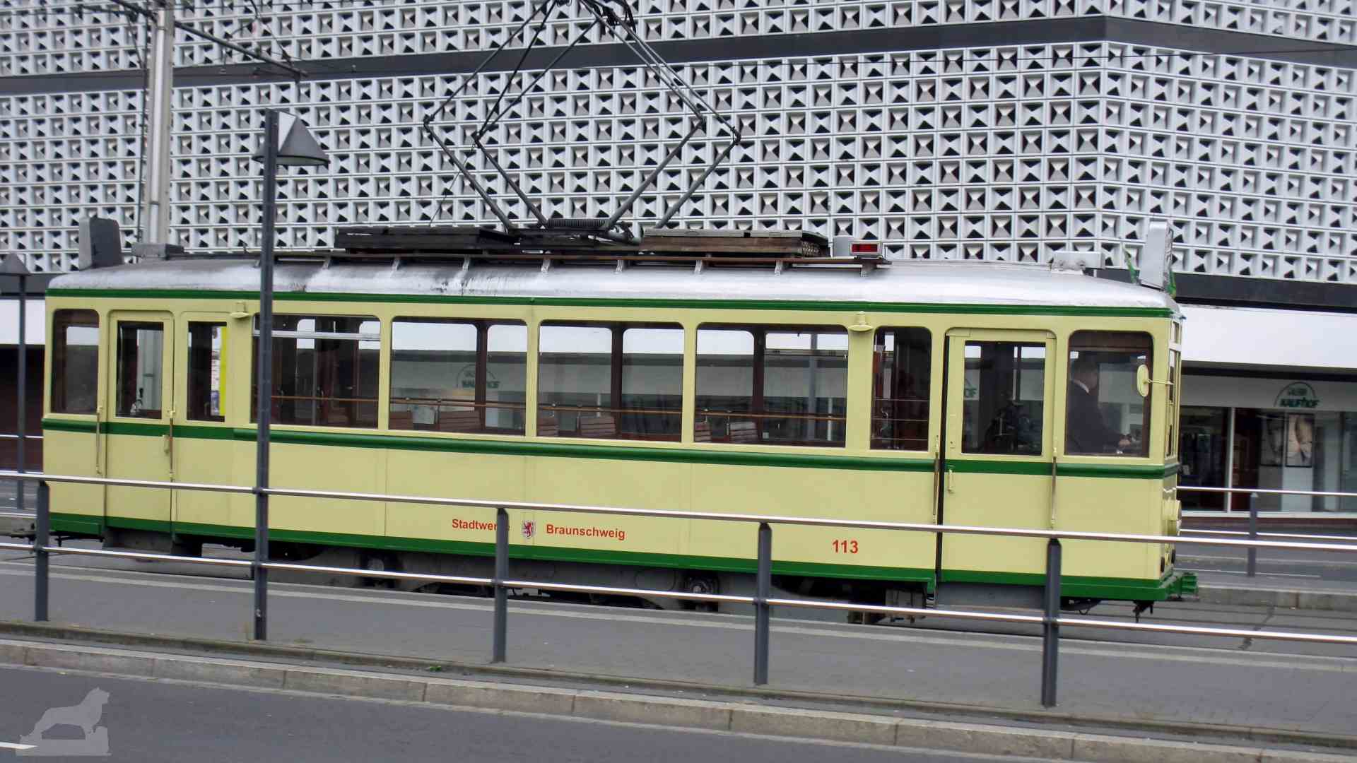 Straßenbahn 113 in der Georg-Eckert-Straße