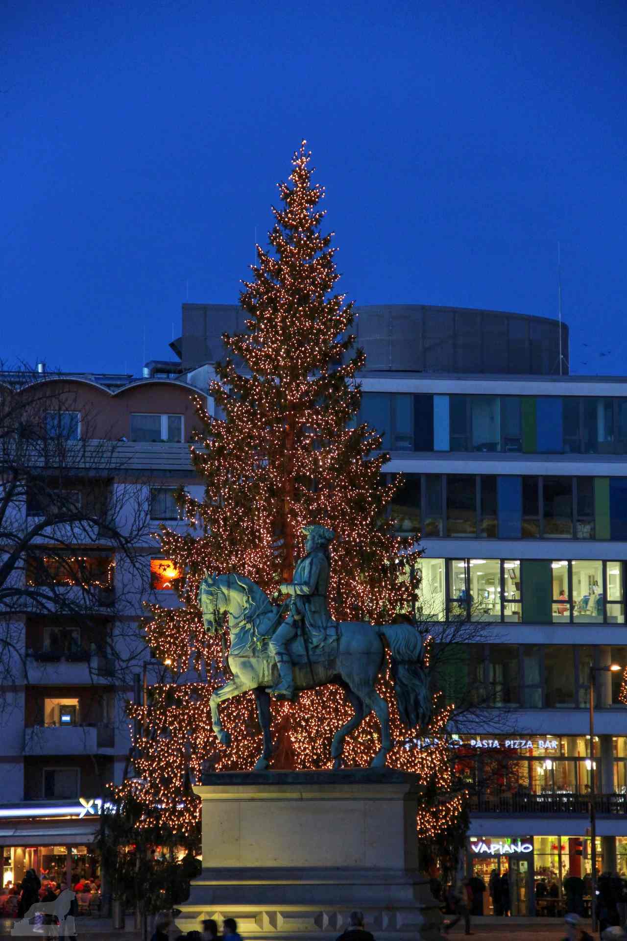 Reiterstand von Friedrich-Karl-Wilhelm vor Weihnachtsbaum