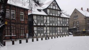Hinter der Magnikirche