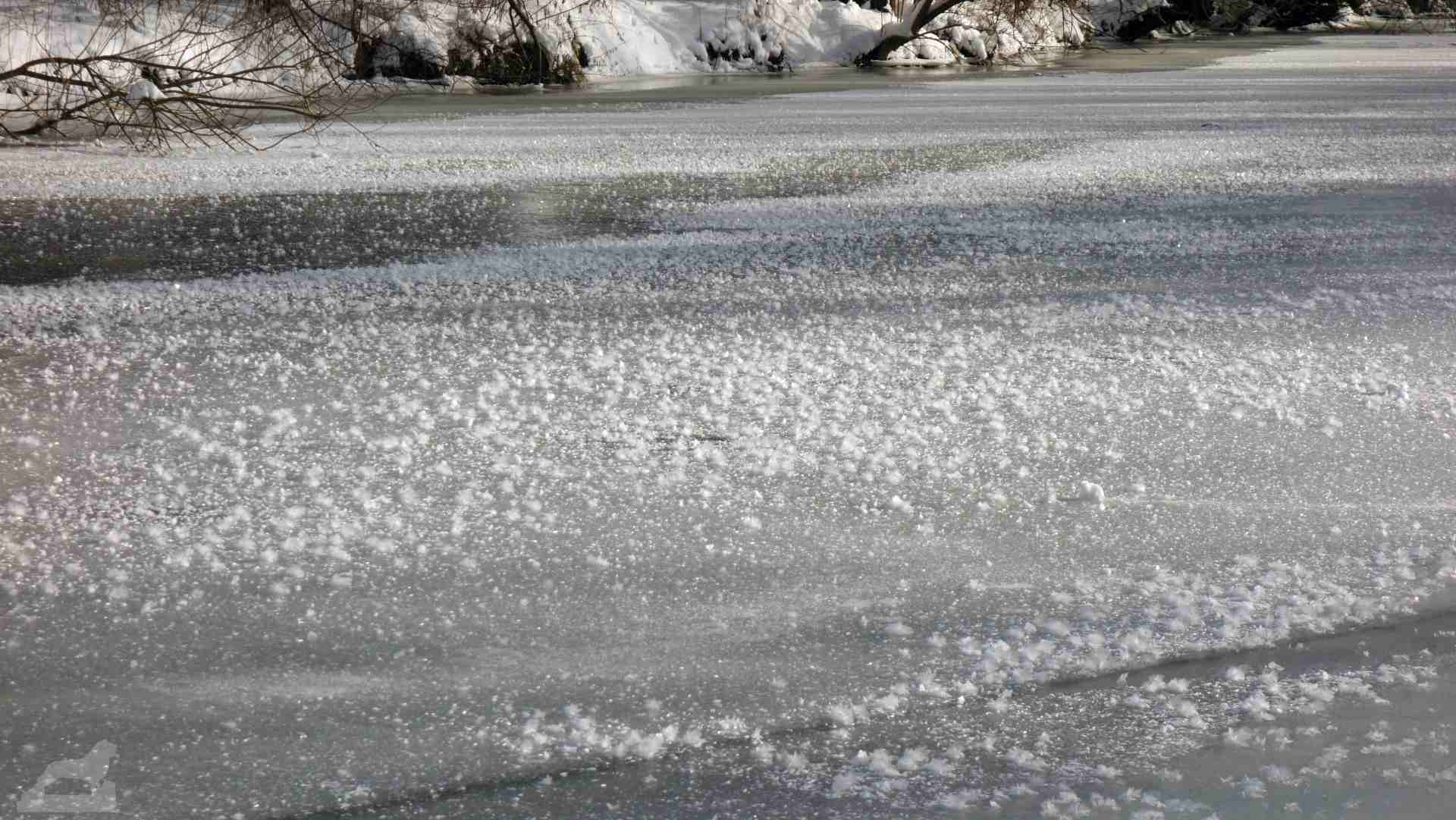 Eiskristalle auf der zugefrorenen Oker