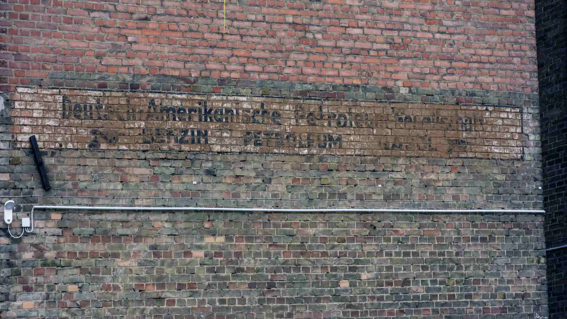 Reklame für die Deutsch-Amerikanische-Petroleum-Gesellschaft_(DAPG) in der Ernst-Amme-Straße_