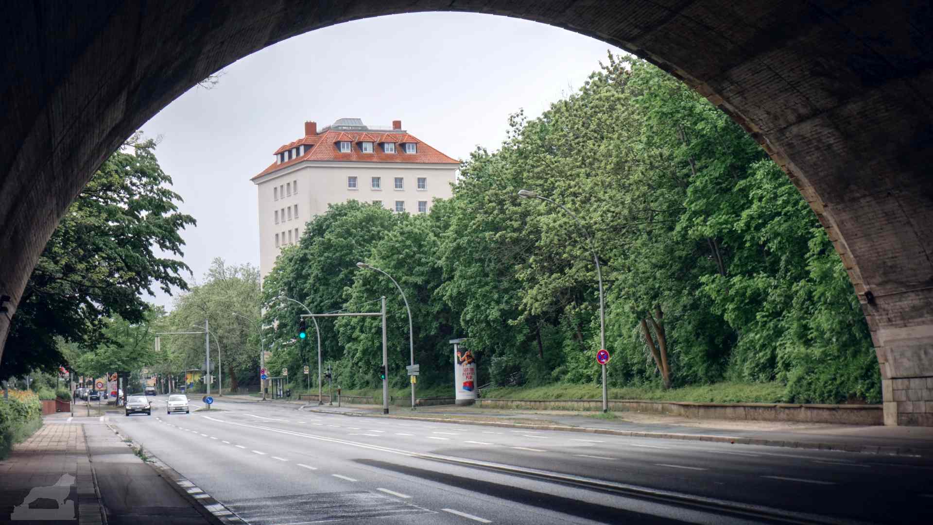 Blick auf den Hochbunker durch die Eisenbahnbrücke Salzdahlumer Straße