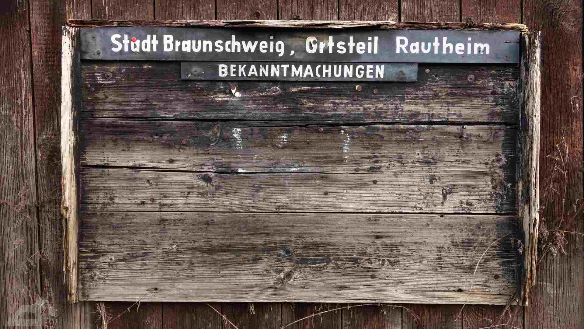 Bekanntmachungstafel der Stadt Braunschweig in Rautheim