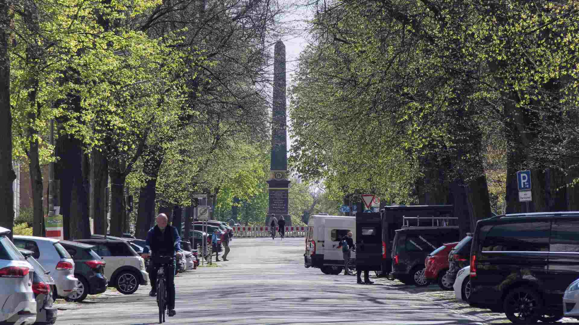 Blick vom Steintorwall auf den Obelisk am Löwenwall
