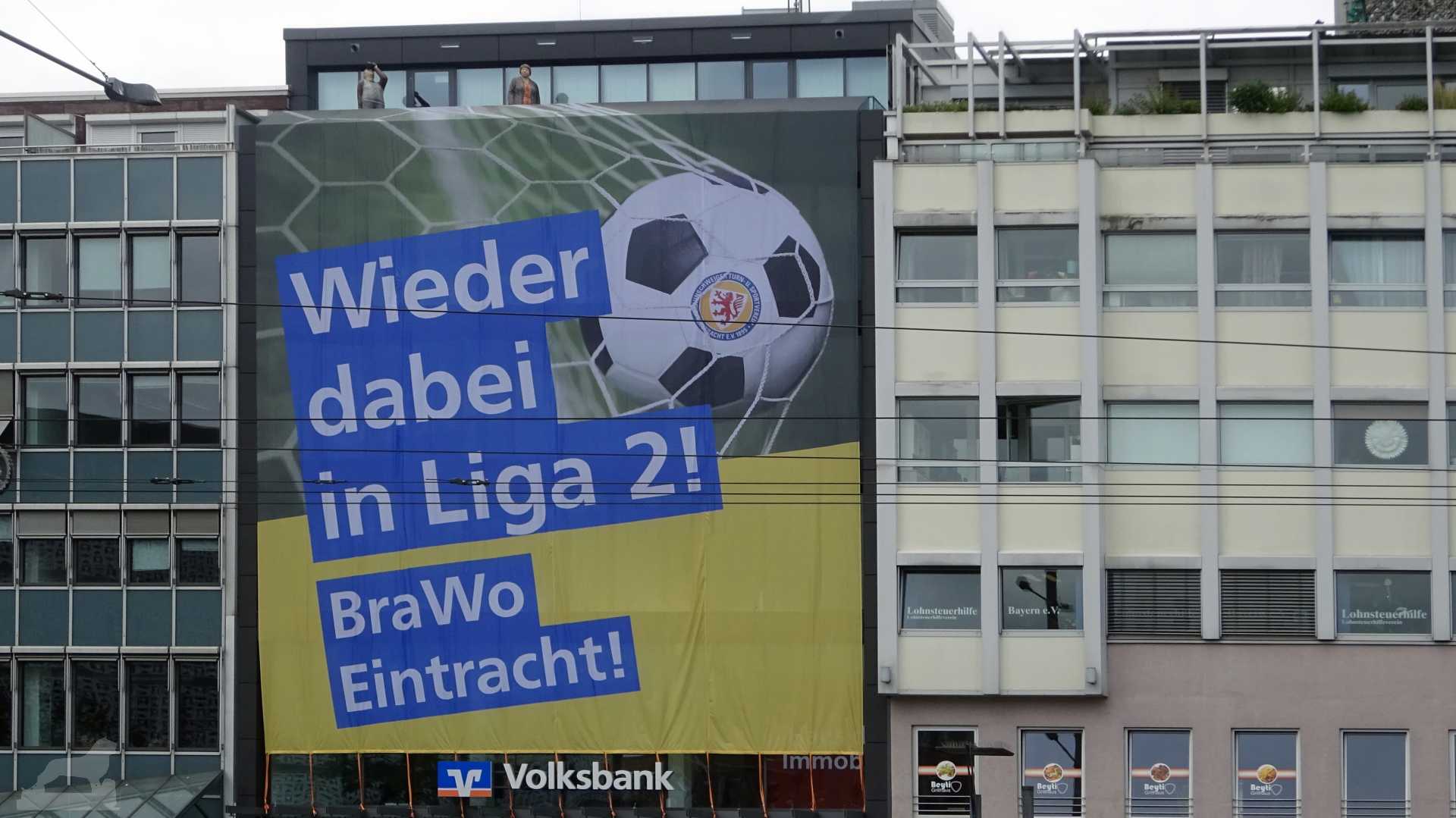 Eintrach wieder in der 2. .Liga - Plakat der BraWo-Bank am Bohlweg