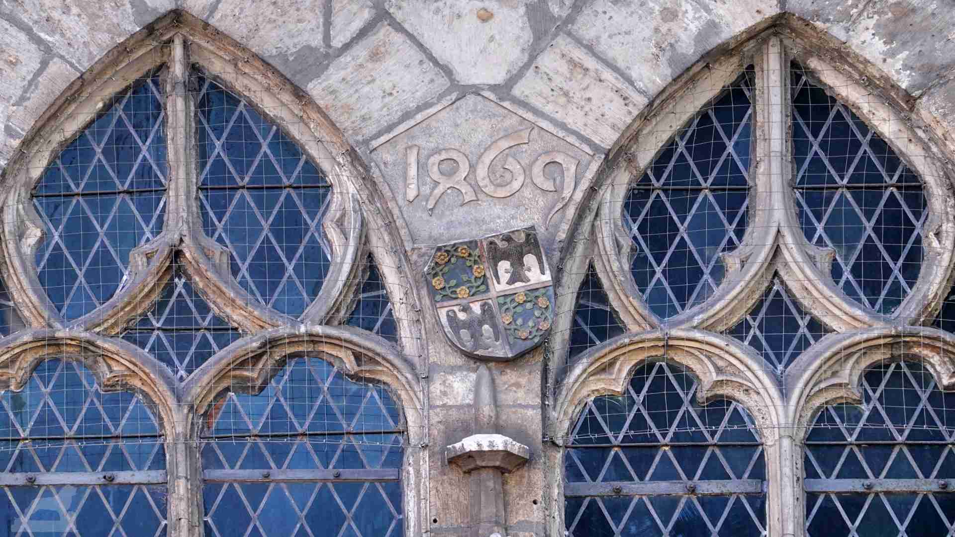 Inschrift in Domfassade 1469 (die halbe 8 entspricht einer 4)