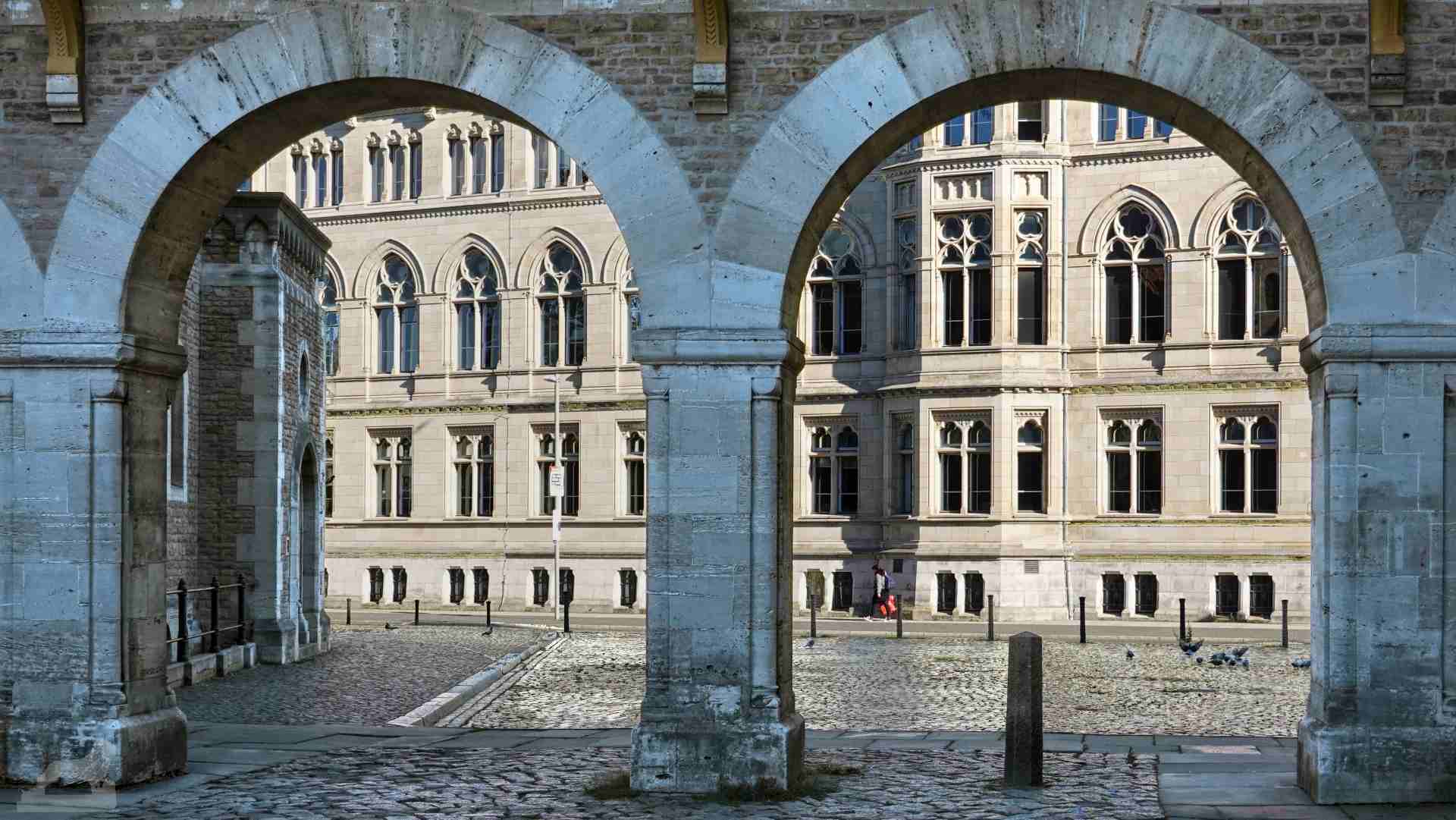 Blick vom Burgplatz auf den Rathaus-Altbau
