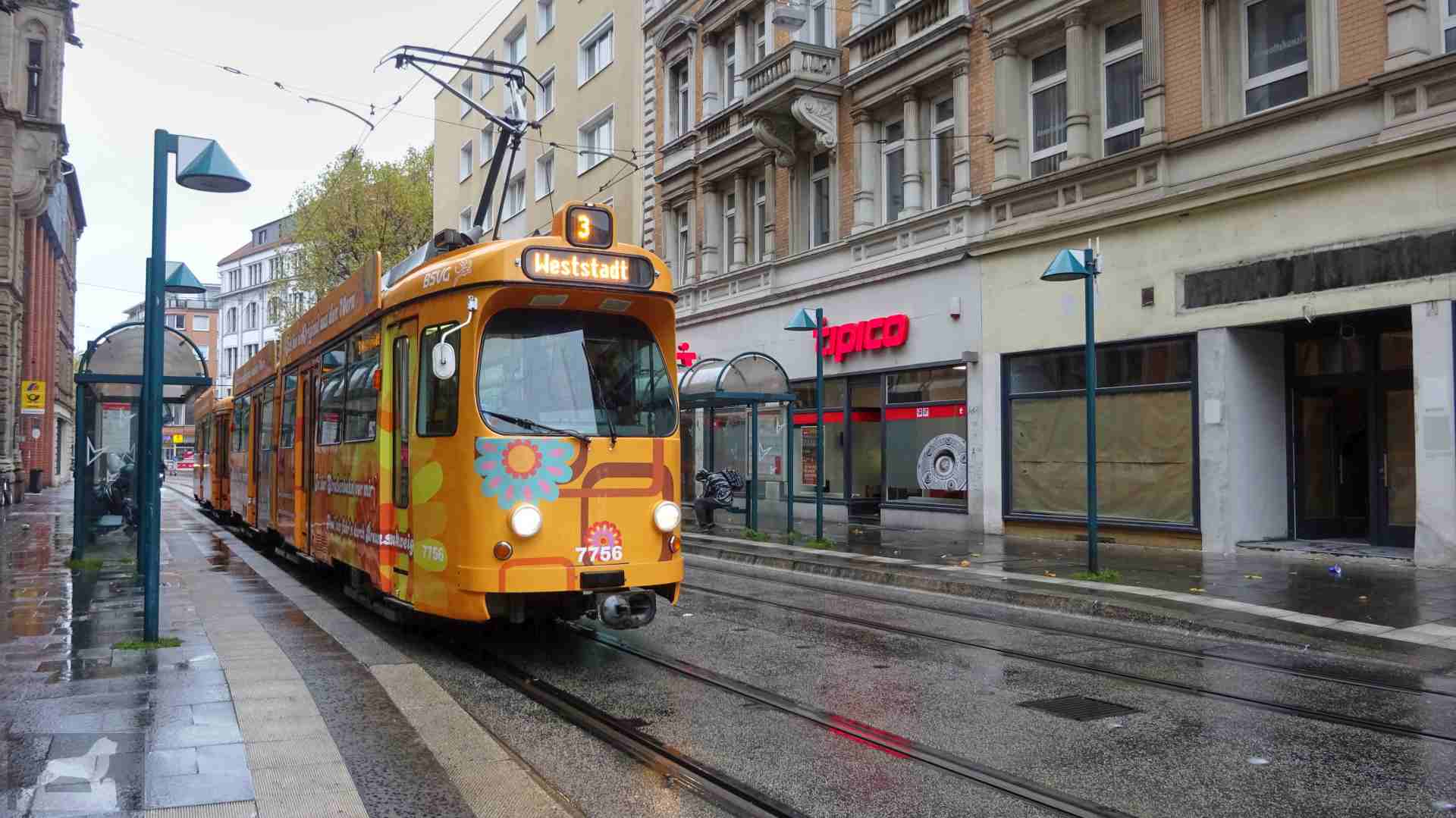 70er-Jahre-Straßenbahn in der Friedrich-Wilhelm-Straße