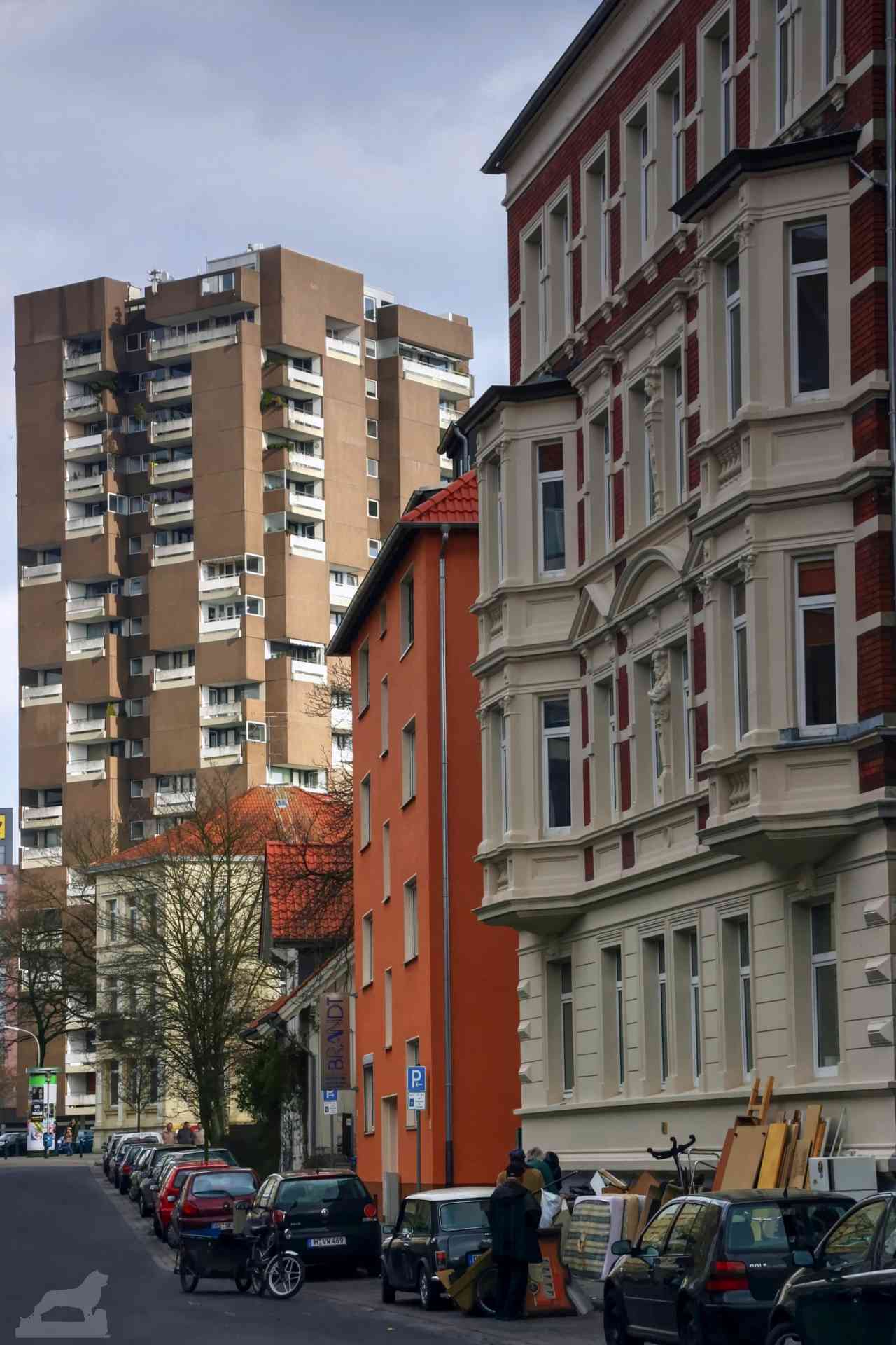 Blick von der Autor-Straße auf ein Iduna-Hochhaus (hier mit der alten braunen Waschbeton-Fassade)