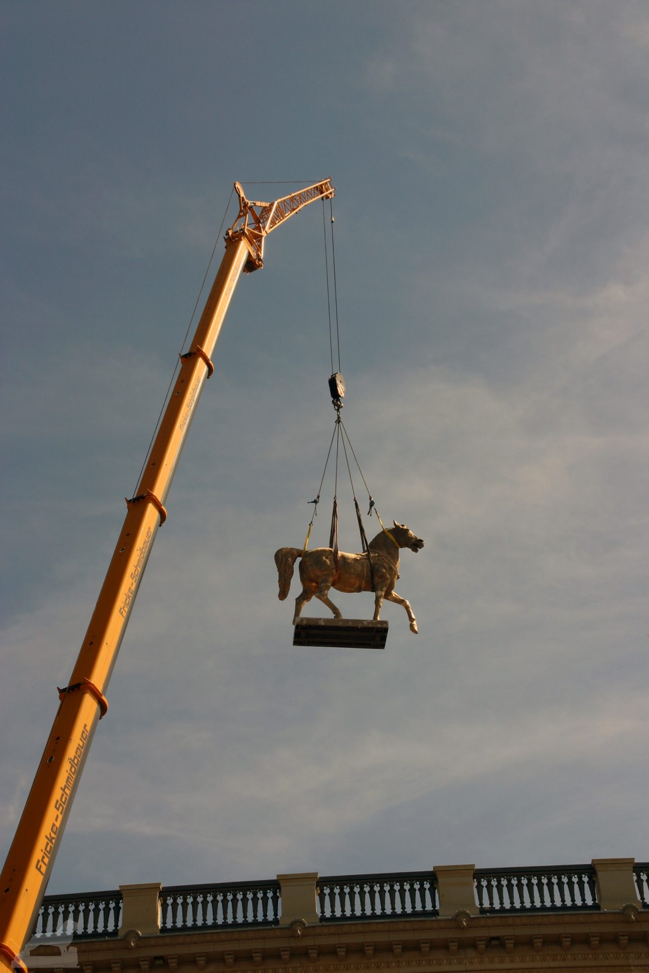 Es schwebt ein Pferd aufs Schloß - Installation der Quadriga