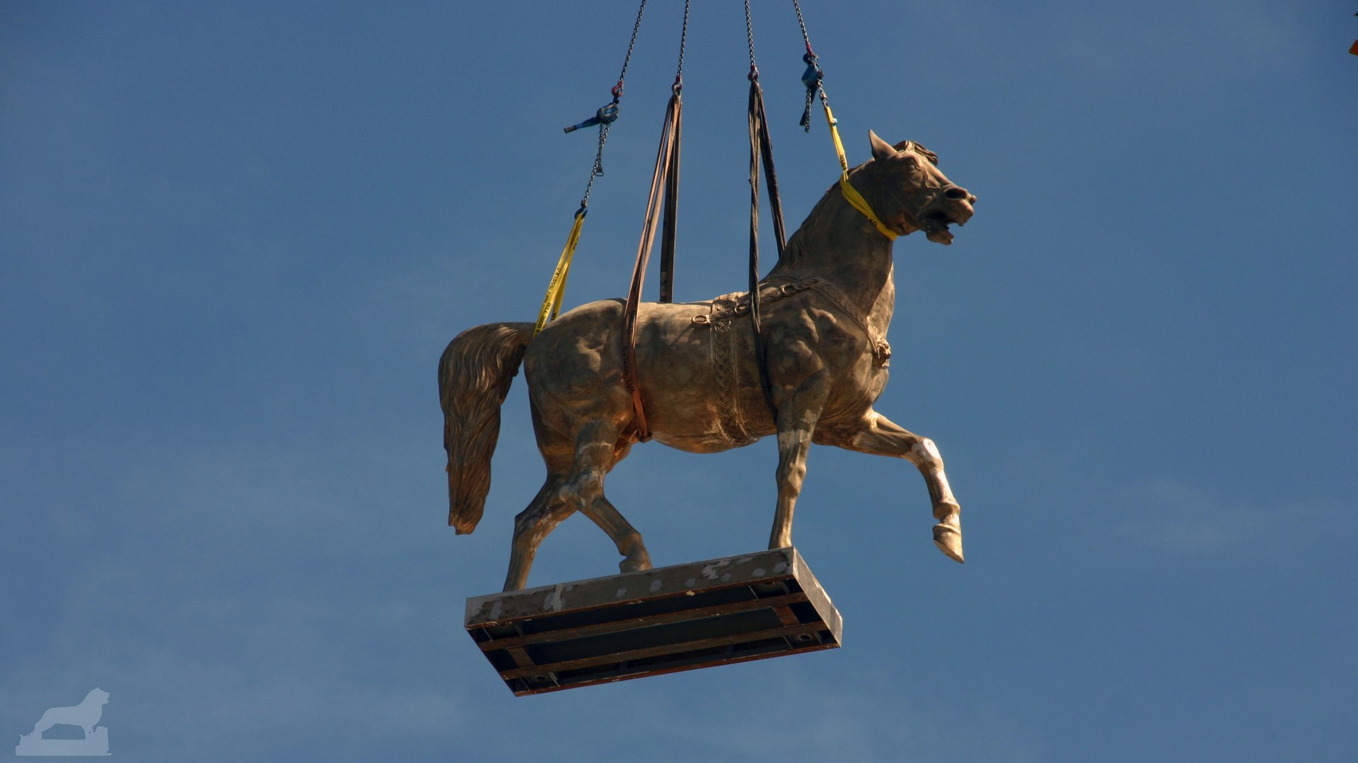 Es schwebt ein Pferd aufs Schloß - Installation der Quadriga