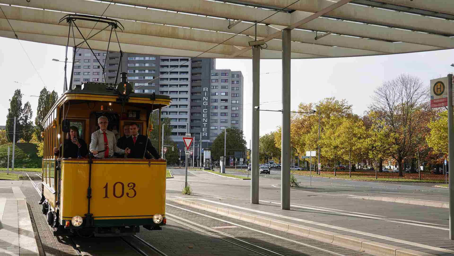 Straßenbahn 103 im Nahverkehrsterminal