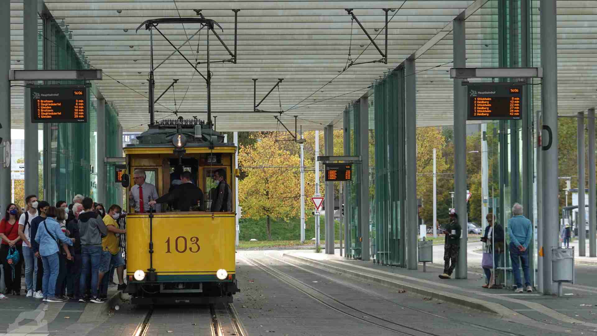 Straßenbahn 103 im Nahverkehrsterminal