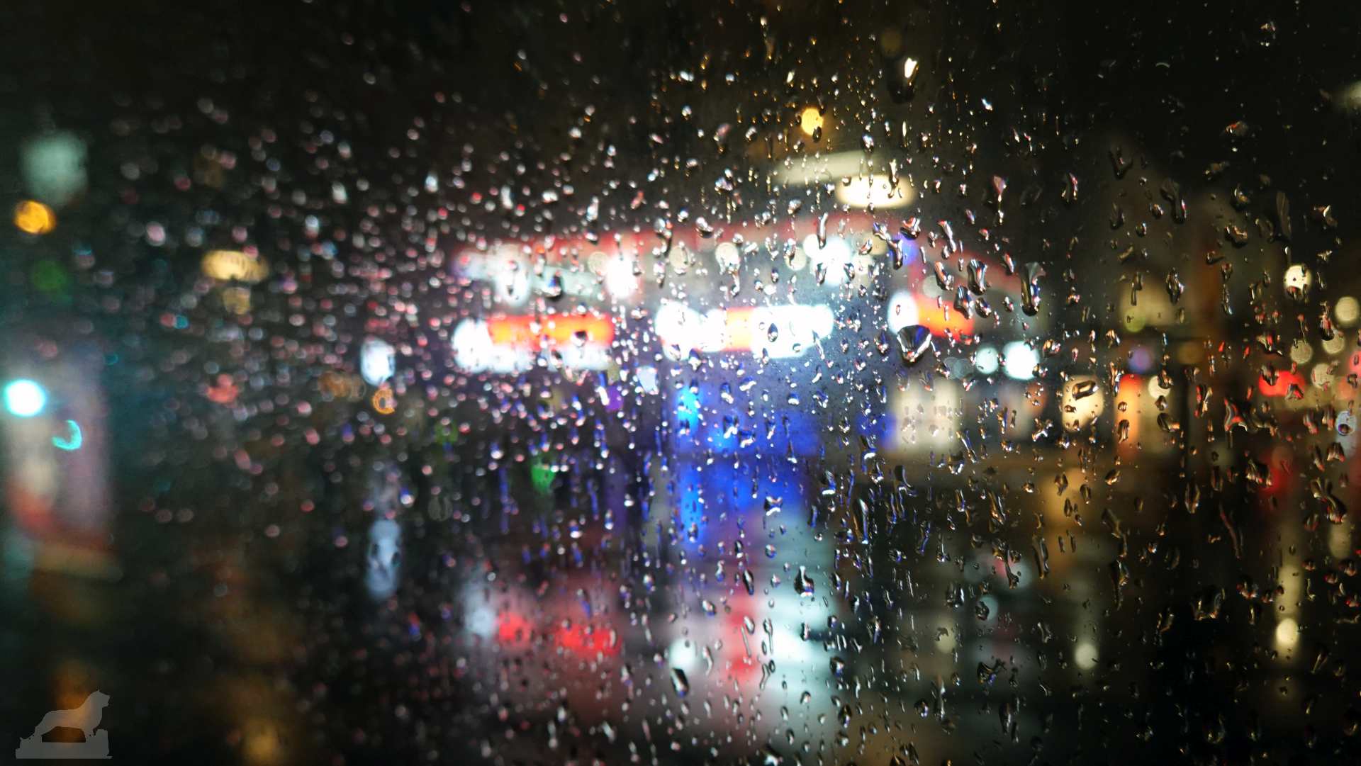 Bohlweg bei Regen gesehen durch Haltetstelle Schloß