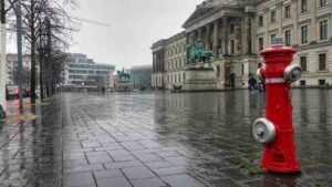 Schloßplatz bei Regen
