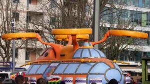 Karnevalsumzug Schoduvel 2023 - Motivwagen Flugtaxi