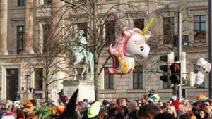 Karnevalsumzug Schoduvel 2023 - Einhorn-Luftballon vorm Schloß