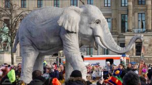 Karnevalsumzug Schoduvel 2023 - Elefant vorm Schloß