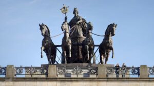 Quadriga mit Wagenlenkerin Brunonia auf dem Schloß