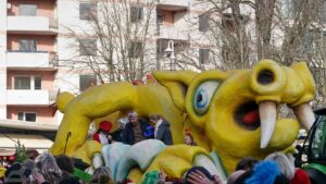 Karnevalsumzug Schoduvel 2023 - Motivwagen Drachen