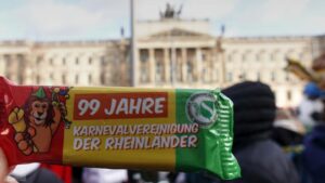 Karnevalsumzug Schoduvel 2023 - Kamelle der Karnevalsvereinigung der Rheinländer