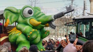 Karnevalsumzug Schoduvel 2023 - Motivwagen militaristische Grüne