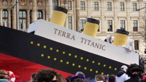 Karnevalsumzug Schoduvel 2023- Motivwagen Terra Titanic