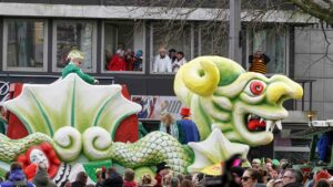 Karnevalsumzug Schoduvel 2023- Motivwagen Drachen am Waisenhausdamm