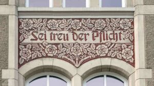 Fassadeninfschrift an der Grundschule Comeniusstraße