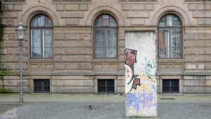 Mauerstück am Platz der Deutschen Einheit
