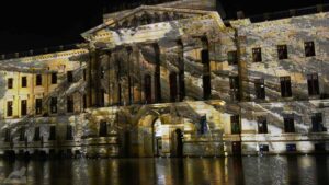 Schloss-Arkaden mit Baumstumpf aus den Riddagshaäuser Teichen auf der Fassade