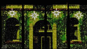 Hausfassade in der Virchowstraße mit Weihnachtsbeleuchtung der Schloss-Arkaden