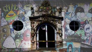 Wer hat das Portal des Martineo-Katharineum mit einem Graffiti verziert?