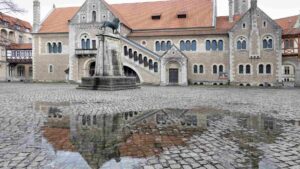 Spiegelung der Burg Dankwardeorde in einer Pfütze