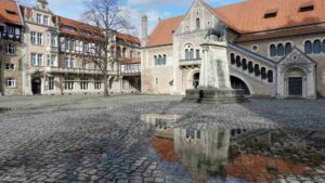 Spiegelung der Burg Dankwardeorde in einer Pfütze