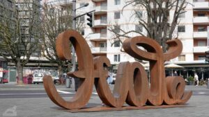Installation LoveHate auf dem Schloßplatz