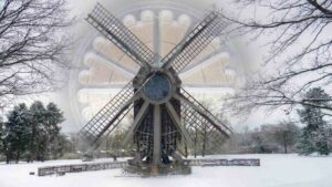 Bockwindmühle Victoria mit der Rosette der Heilig-Geist-Kirche (Lehndorf)