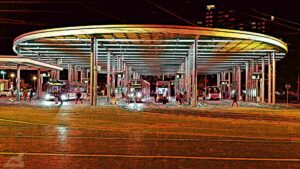 Nahverkehrsterminal bei Nacht