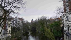 Blick von der Leonhardtbrücke auf die Oker und den Wasserturm am Giersberg
