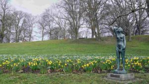 Skulptur Liebe zum Vollmond im Theaterpark