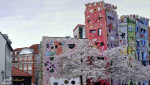 Blühende Zierkirschbäume vor dem Rizzi-Haus