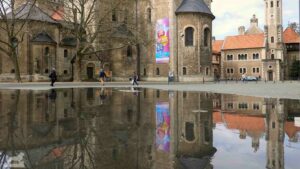 Spiegelung der Apsis des Doms im Brunnen am Platz der Deutschen Einheit