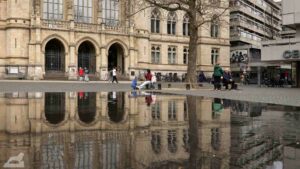 Spiegelung des Rathaus im Brunnen am Platz der Deutschen Einheit